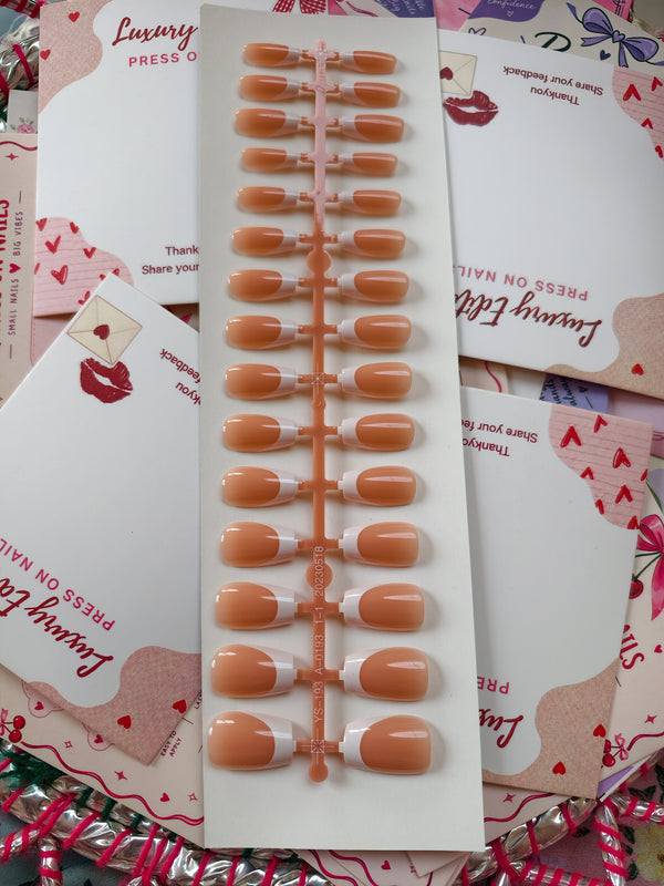 Classic beauty - 30pcs Gel Nails with application kit
